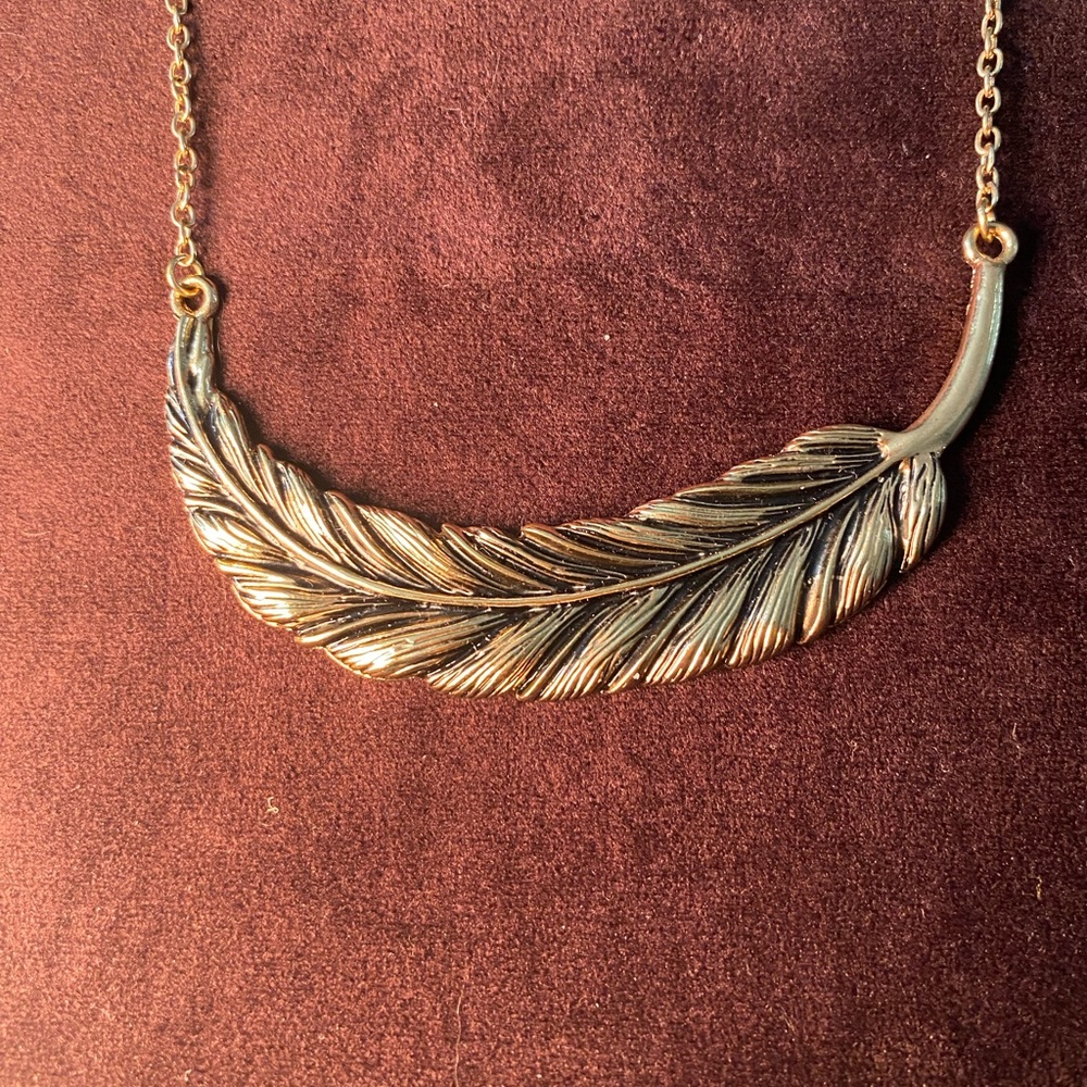 FEATHER NECKLACE
